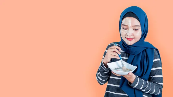 Asiatisk Hijab Kvinna Blandar Lera Och Vatten För Att Göra — Stockfoto