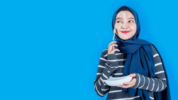 Asiatisk Kvinna Med Hijab Huvud Och Ansiktsmask Tittar Copyspace Över — Stockfoto