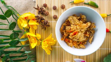 Top View - Java Endonezya 'da çıtır mantarlar geleneksel yemekler. Beyaz kasede servis edilir..