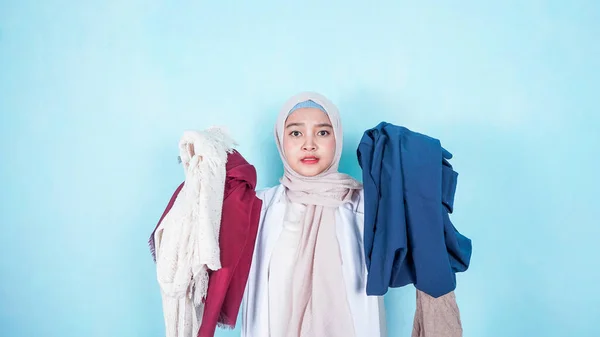 Mulher Muçulmana Asiática Escolher Roupas Casa Guarda Roupa Vestuário Moda — Fotografia de Stock