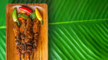 Lezzetli fıstık soslu Endonezya tavuğu satay, ünlü yerel yemeklerden biri. Boşluğu kopyala veya metin için kopyala.