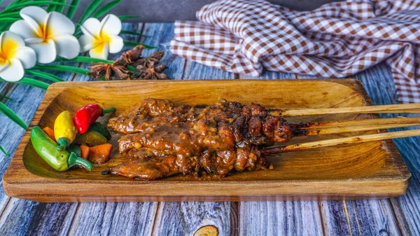 Kyckling Satay Eller Sate Ayam Skewered Och Grillat Kött Serveras — Stockfoto