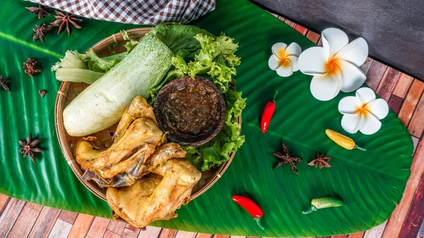 Selective Focus Ayam Goreng Lalapan Chicken Classic Indonesian Dishes Served — Stockfoto