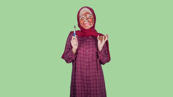 Attractive Muslim Woman Applies Chocolate Mask Brush Looking Camera Isolated — Stock fotografie