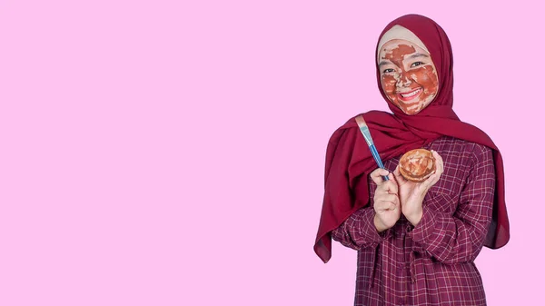 Mulher Asiática Com Hijab Cabeça Máscara Facial Olhando Para Copyspace — Fotografia de Stock