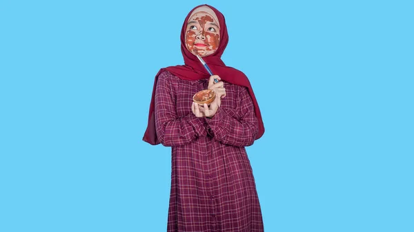 Hijab Vrouw Met Gezichtsmasker Kijkend Naar Copyspace Blauwe Achtergrond Vrouw — Stockfoto