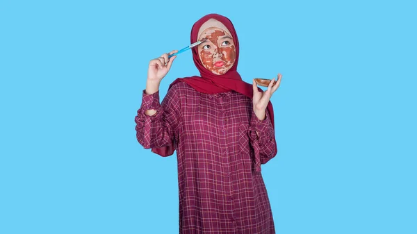 Женщина Хиджабе Маске Смотрит Копировальное Пространство Синем Фоне Женщины Идея — стоковое фото