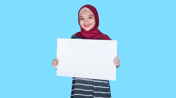 Happy Smiling Asian Hijab Woman Showing Blank White Board Isolated — Stok fotoğraf