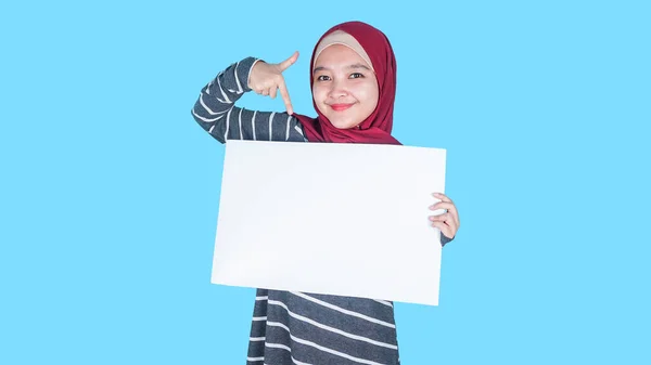 Happy Smiling Asian Hijab Woman Showing Blank White Board Isolated — Fotografia de Stock