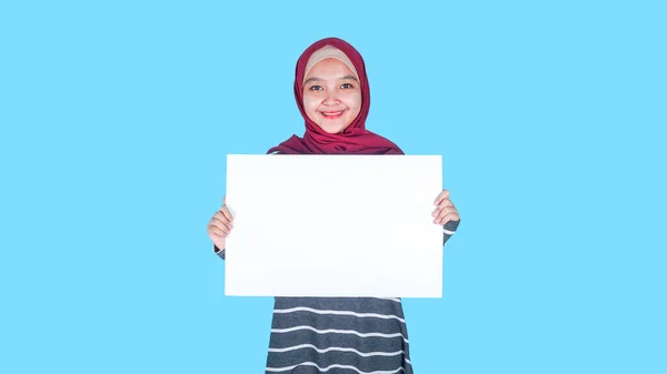 Happy Smiling Asian Hijab Woman Showing Blank White Board Isolated — Stock Fotó