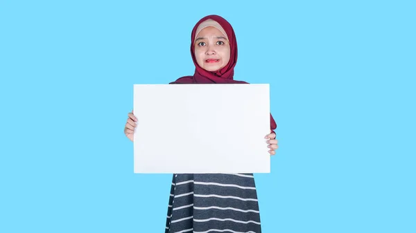 Advertisement Concept Close Portrait Asian Muslim Woman Showing Plain White — стоковое фото