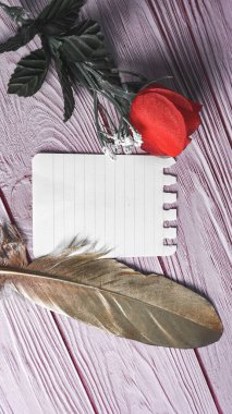 Tahta masanın üzerinde kırmızı gül ve yazı yazman için kopya alan tahıl desenli klasik not kağıdı. Kırmızı güllü mektup. Sevgililer Günü ya da diğer tatil kavramları