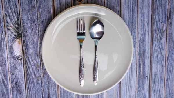 Set Empty Ceramic Dish Plate Spoons Forks Isolated Wooden Background — Stock Photo, Image