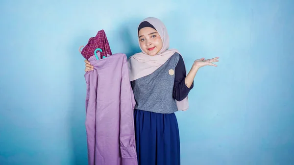 Uma Imagem Uma Mulher Muçulmana Asiática Tentando Escolher Roupas Moda — Fotografia de Stock