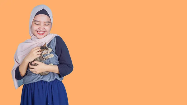 Renk Arkaplanında Kedi Yavrusu Olan Asyalı Tesettürlü Kadının Portresi Metin — Stok fotoğraf