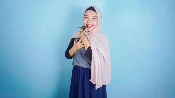 Wanita Muslim Asia Bermain Dengan Anak Kucing Dalam Pelukannya — Stok Foto