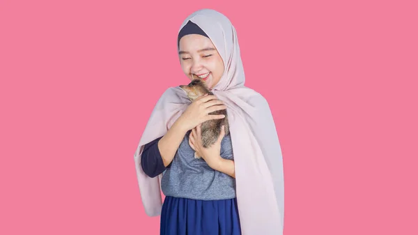 Jovem Atraente Hijab Mulher Abraçando Gato Mãos Menina Beijando Gato — Fotografia de Stock