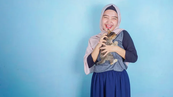 Porträtt Den Asiatiska Hijab Kvinna Med Katt Färgen Bakgrund Gratis — Stockfoto