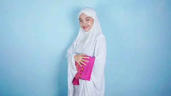 Mulher Asiática Vestindo Mukena Lenço Muçulmano Hijab Isolado Fundo Azul — Fotografia de Stock
