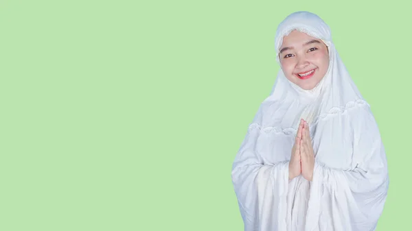 Genç Asyalı Müslüman Jesti Bayram Mübarek Için Konuğu Selamlıyor Hoş — Stok fotoğraf