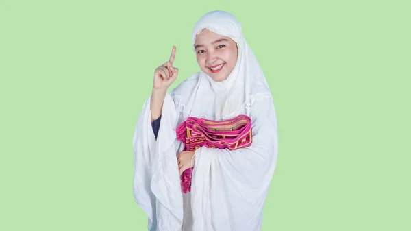 Mujer Asiática Vistiendo Muslim Hijab Bufanda Mukena Pensamiento Imaginación Pregunta — Foto de Stock