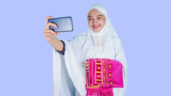 Asijské Muslim Žena Video Volání Svou Rodinou Mobilním Telefonu Ied — Stock fotografie