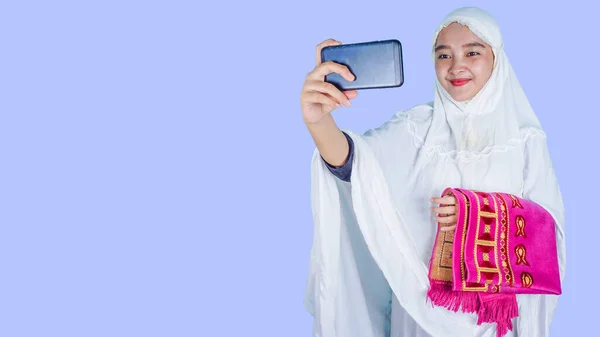 Asijské Muslim Žena Video Volání Svou Rodinou Mobilním Telefonu Ied — Stock fotografie