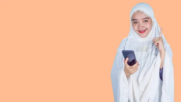 Glad Asiatisk Hijab Kvinna Att Idé Och Titta Kameran Över — Stockfoto