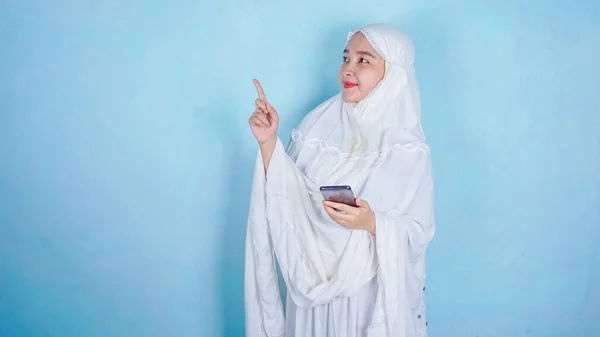 Wanita Muslim Asia Yang Menarik Menghadirkan Dan Memegang Smartphone Ruang — Stok Foto