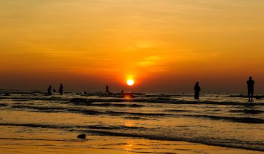 Saint Martin Adası 'nın deniz sahilinde gün batımı