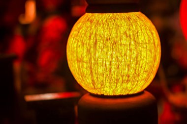 Dhaka şehrindeki sokak dükkanında sarı lamba.