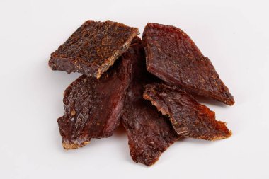 Baharatlı kurutulmuş domuz eti, beyaz arka planda izole edilmiş bira için aperatifler.