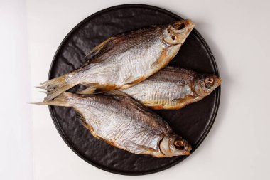 Kurumuş gümüşi balık, bira için aperatifler beyaz tabakta izole edilmiş.