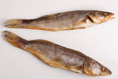 Kurutulmuş balık turna balığı, beyaz üzerine izole edilmiş bira için atıştırmalıklar.