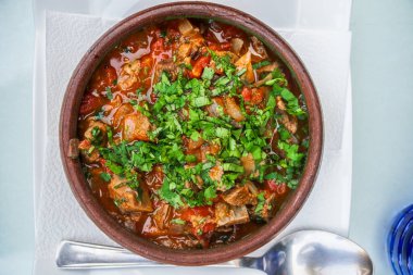 Georgia, Tiflis 'te seramik bir tencerede geleneksel Gürcistan usulü yavaş pişirilmiş kuzu güveci. 