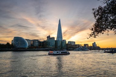 Gün batımında Çömlek manzaralı Londra Şehri 