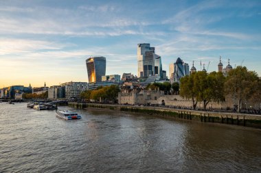 İngiltere 'nin Londra şehrinde gün batımı, Thames Nehri yakınlarında.