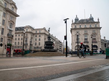  Boş şehir yeniden açılmaya ve sosyal mesafeye hazırlanıyor.