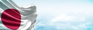 Mavi gökyüzünde Japonya bayrağı. Yatay panoramik pankart. Bağımsızlık Günü