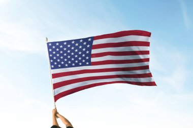 Amerika (ABD) bayrağı havada el ele tutuşuyor. Mavi Gök Bayrağı