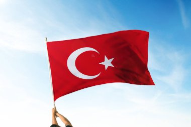 Hindi bayrağı havada el ele tutuşuyor. Mavi Gök Bayrağı