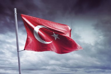 Gökyüzüne karşı Türkiye bayrağı. Gri Bulutlar