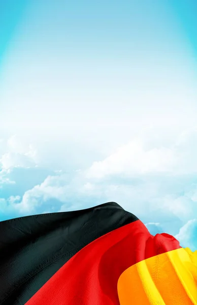 Duitsland Vlag Grijze Wolk Lucht Onafhankelijkheidsdag Verticale Banner — Stockfoto