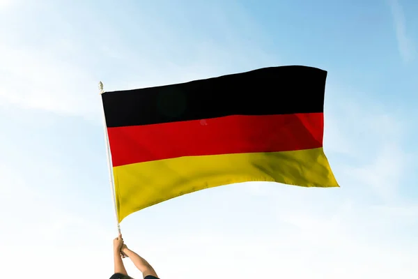Duitse Vlag Houdt Handen Lucht Blauwe Luchtvlag — Stockfoto