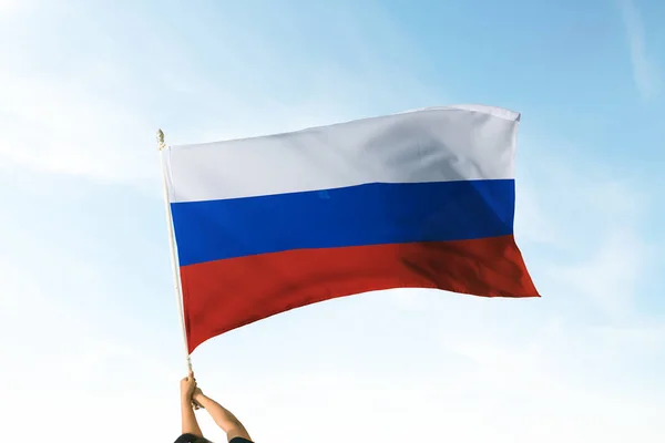Rysslands Flagga Håller Händerna Luften Flagga För Blå Himmel — Stockfoto