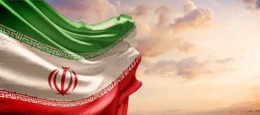 Mavi gökyüzünde İran bayrağı. Yatay panoramik pankart.