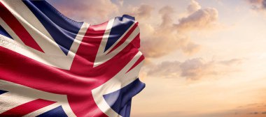 Britanya, Birleşik Krallık, mavi gökyüzünde İngiltere bayrağı. Yatay panoramik pankart.