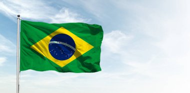 Mavi gökyüzünde Brezilya bayrağı. Yatay panoramik pankart.