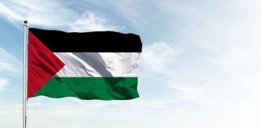 Mavi gökyüzünde Filistin bayrağı. Yatay panoramik pankart.