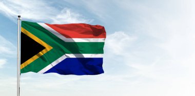 Mavi gökyüzünde Güney Afrika bayrağı. Yatay panoramik pankart.